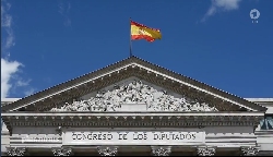 Spanisches Parlament mit Flagge