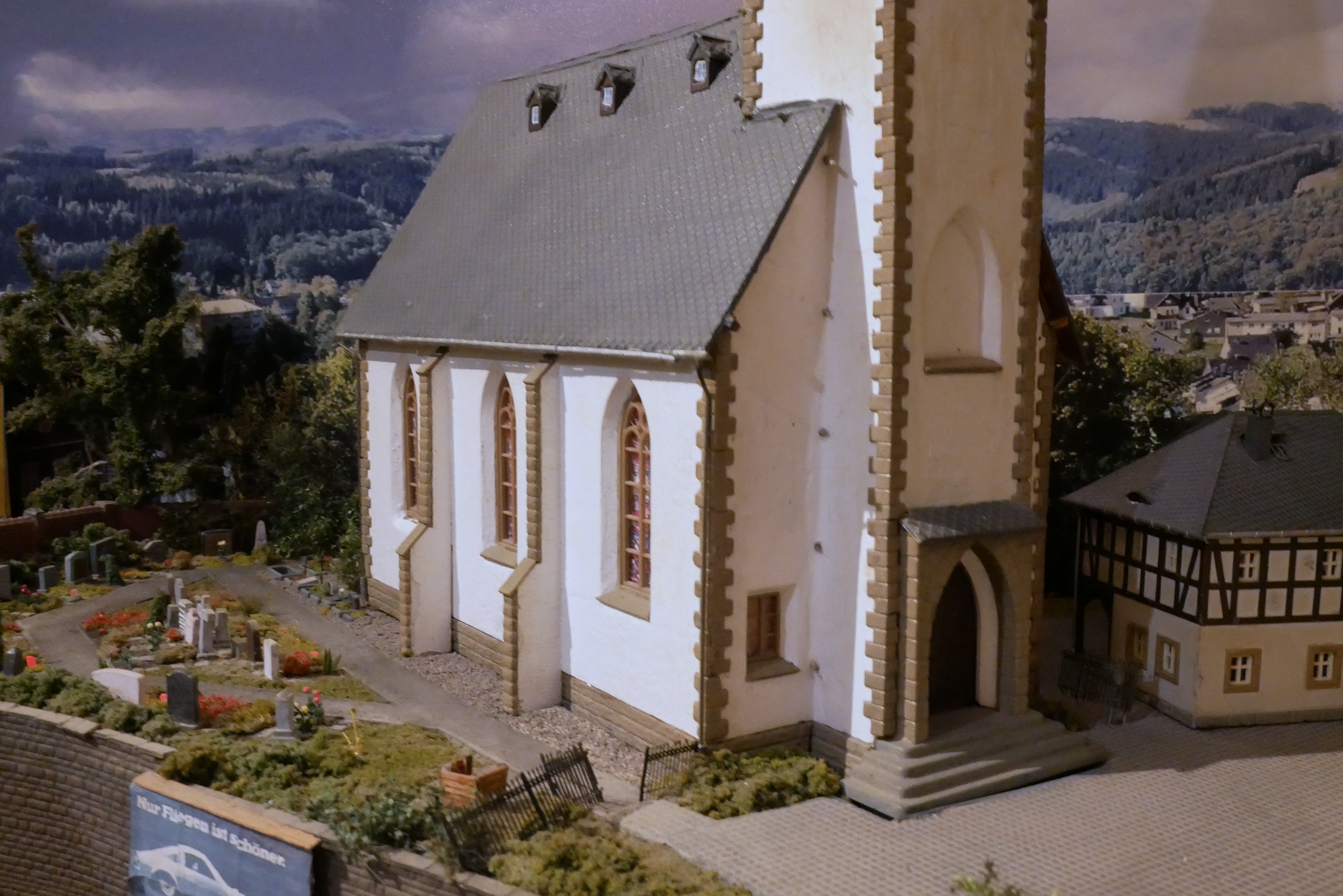 Die Kirche mit Friedhof